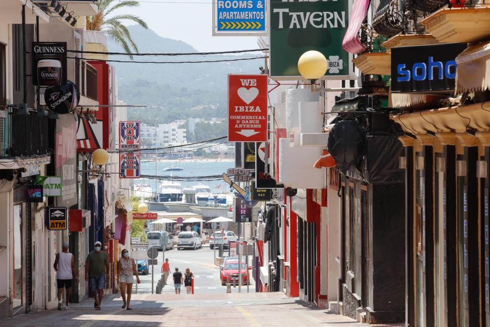 Los vecinos y comerciantes se dividen entre los que valoran la perspectiva de un verano sin los excesos del turismo de fiesta y los que temen por las trabas que añade esta medida a una temporada tan a