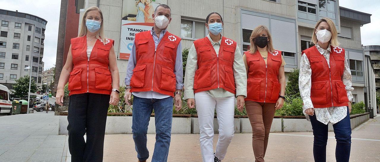 Cinco voluntarios de la Cruz Roja ante las instalaciones de la organización en Pontevedra.   | // RAFA VÁZQUEZ