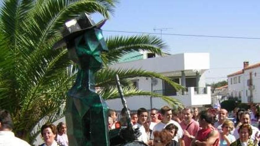 Escultura dedicada al tamborilero, que está en la plaza central del pueblo.