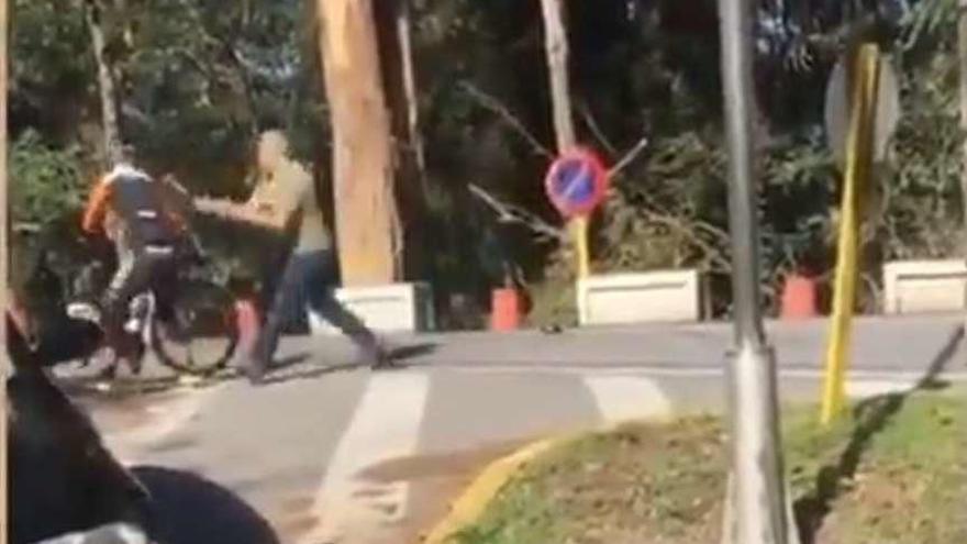 Fotograma del vídeo en el que se registró la agresión a este ciclista. // FdV