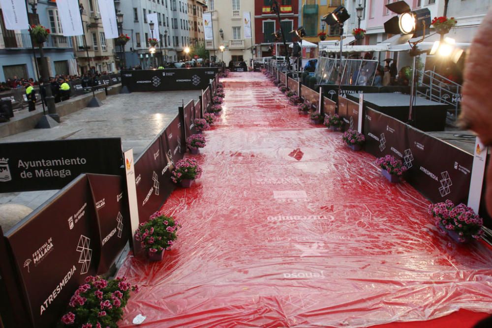 Las imágenes de una descafeinada, por la lluvia, primera alfombra roja del Festival en la que representantes políticos se mezclaron con los actores y directores protagonistas del certamen