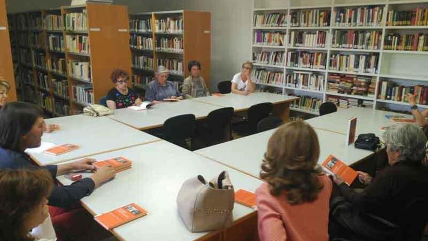 Abierto el club de lectura en la biblioteca de Santibáñez