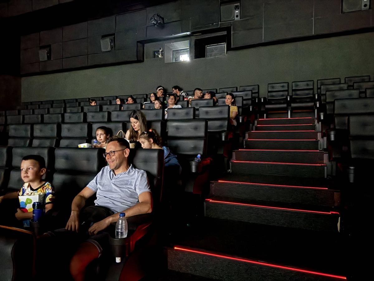 Vecinos de Badajoz, durante la proyección de Toy Story en el cine Conquistadores, ayer.
