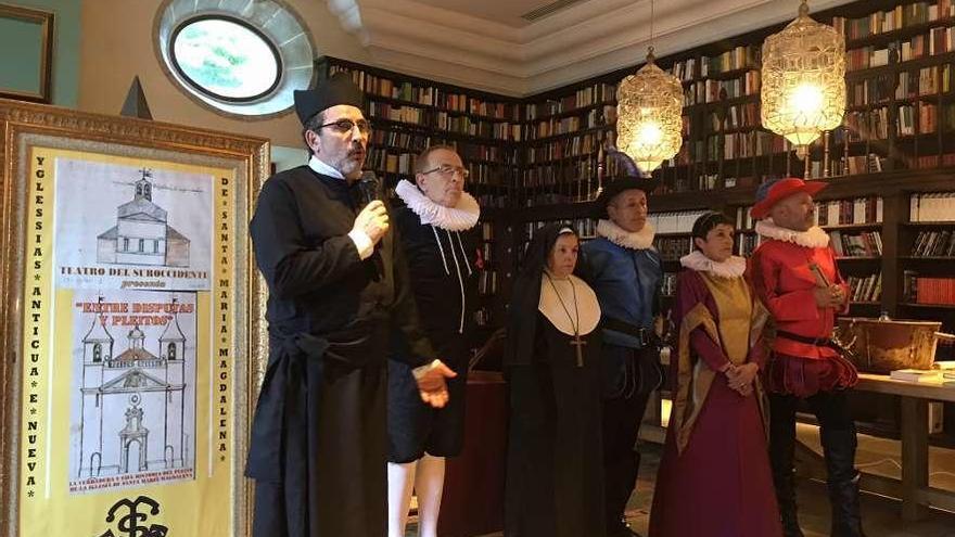 Los actores, ayer, en la presentación del grupo &quot;Teatro del Suroccidente&quot; en el Parador de Corias (Cangas del Narcea).