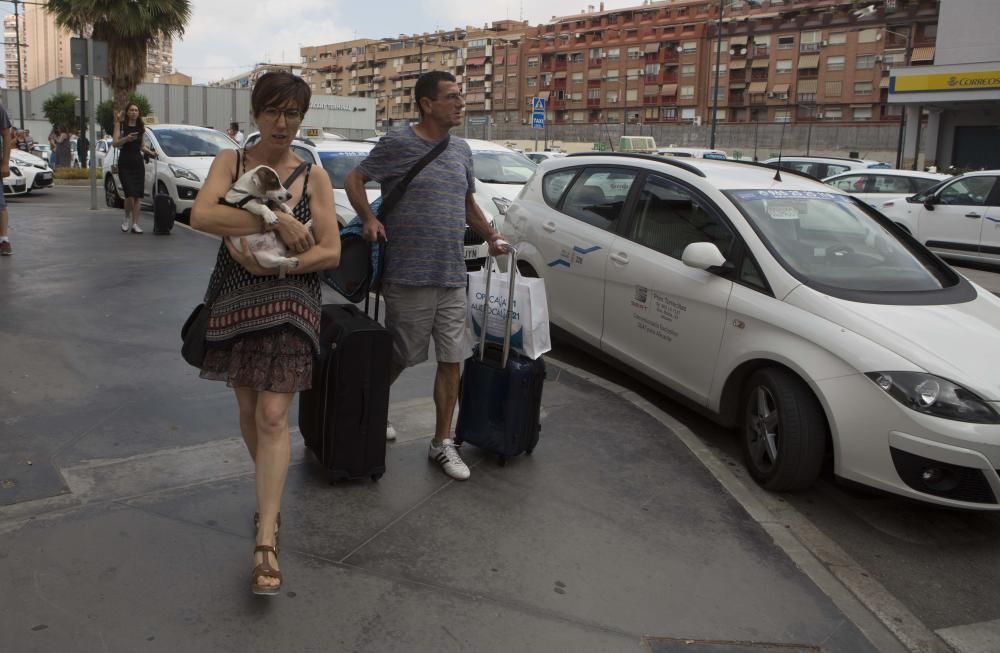 Los taxistas colapsan el centro de Alicante
