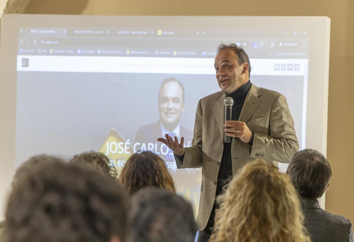 José Carlos Díez durante su exposición en la previa de la asamblea de AlicanTec.