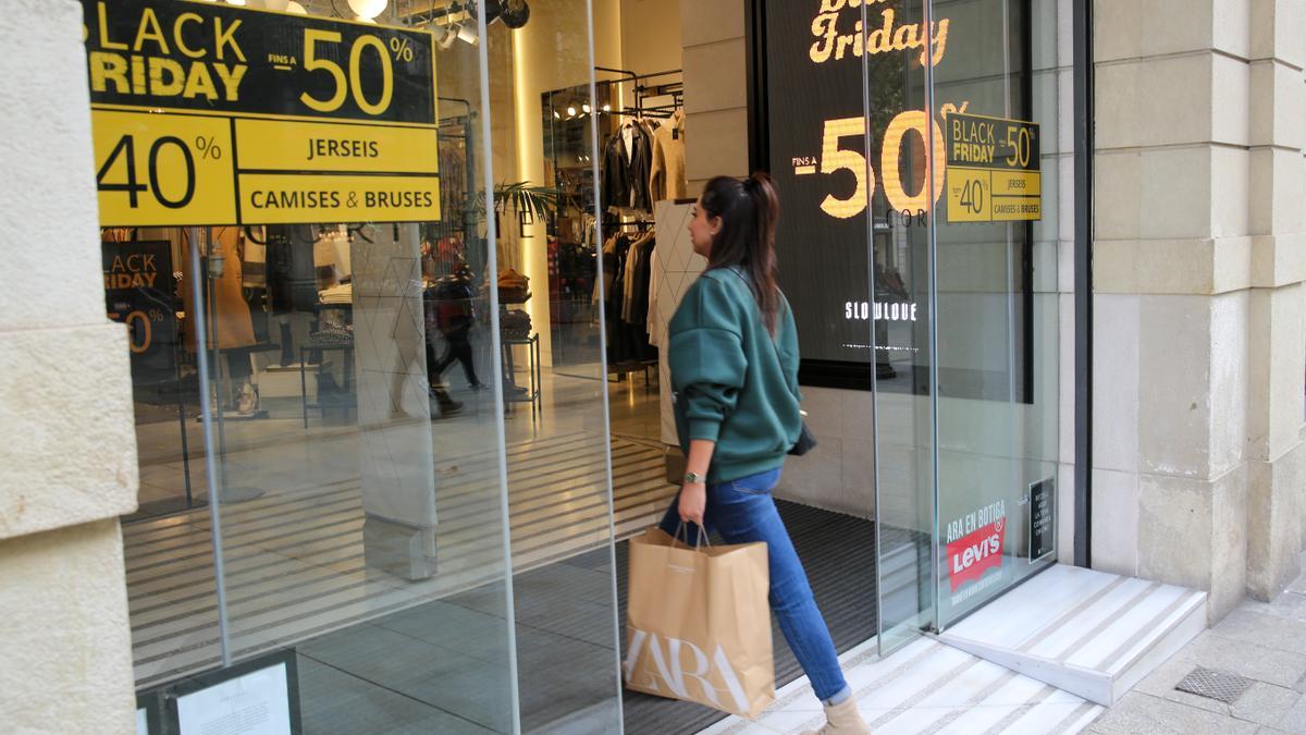 BARCELONA 18/11/2022  Economía.  Para Tema de Día Previsiónes de Black Friday. En la foto ambiente de compras en el centro  Portal de l’Angel y Passeig de Gràcia. FOTO de RICARD CUGAT, BARCELONA 18/11/2022  Economía. Ambiente de compras en el centro Portal de l’Angel y Passeig de Gràcia.