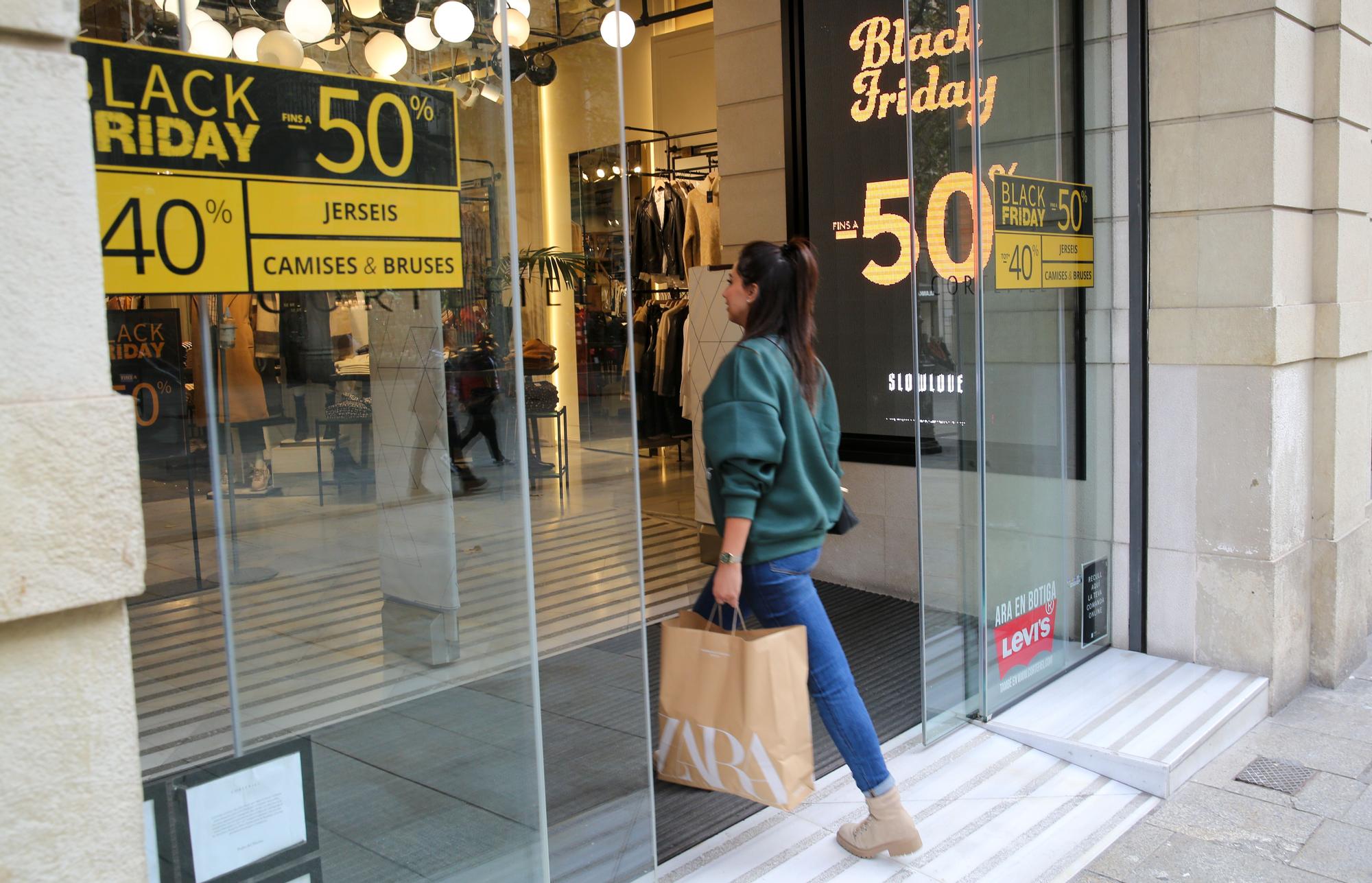 BARCELONA 18/11/2022  Economía.  Para Tema de Día Previsiónes de Black Friday. En la foto ambiente de compras en el centro  Portal de l’Angel y Passeig de Gràcia. FOTO de RICARD CUGAT, BARCELONA 18/11/2022  Economía. Ambiente de compras en el centro Portal de l’Angel y Passeig de Gràcia.