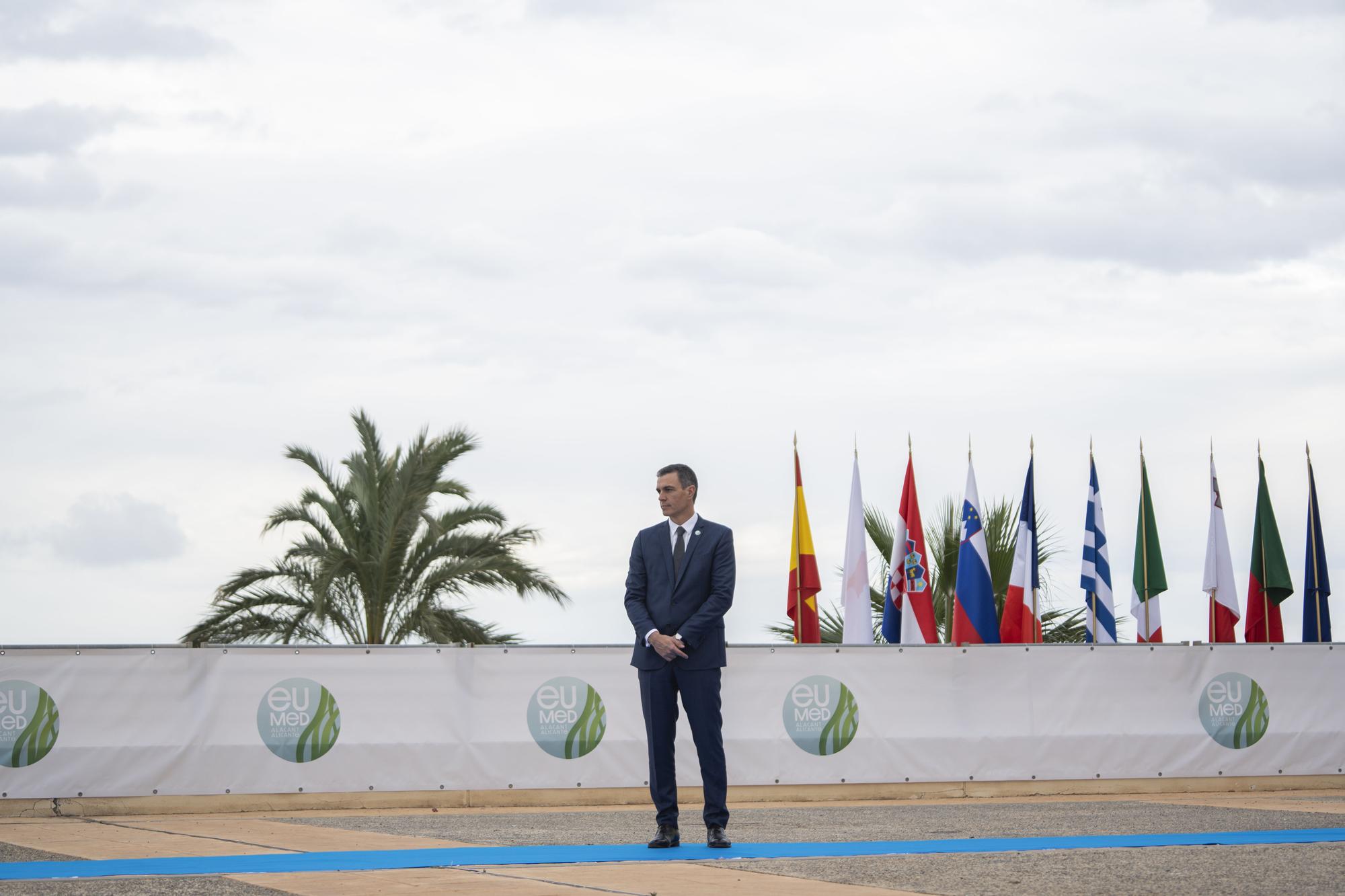 El presidente del Gobierno de España, Pedro Sánchez, espera para recibir a los mandatarios que participan en la Cumbre Euromediterránea EU-MED9, en la Ciudad de la Luz de Alicante, a 9 de diciembre de 2022, en Alicante, Comunidad de Valencia (España).