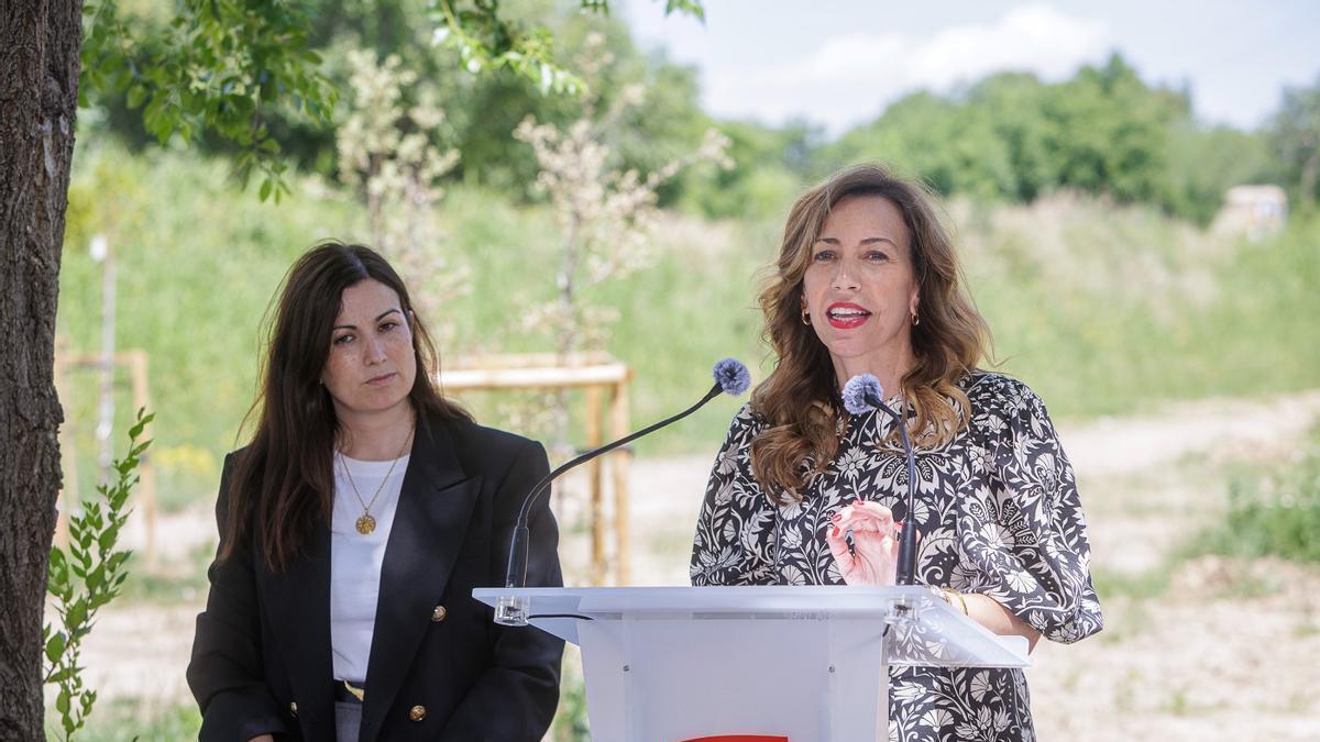 La alcaldesa de Zaragoza, Natalia Chueca, este miércoles en el barrio de Las Fuentes.