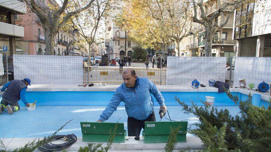 Els operaris treballant a la font.