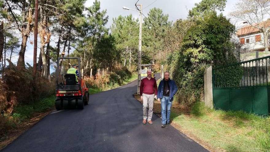 El regidor buenense visitando los trabajos de asfaltado en el vial de Area de Bon. // Cedida