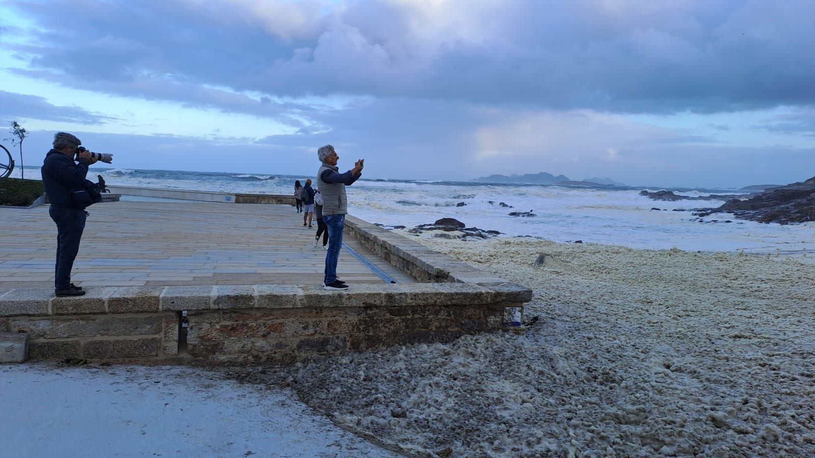 El temporal cubre Baiona con un manto de espuma