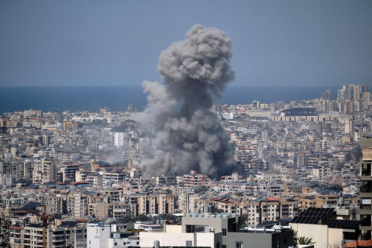BEIRUT (LÍBANO), 11/03/2026.- bombardeos israelíes sobre los suburbios sur de Beirut, conocidos como Dahye, este miércoles. EFE/ Edgar Gutiérrez