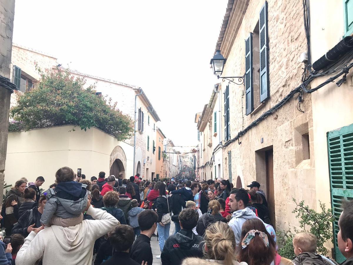 Las calles, repletas de gente que espera a los 'dimonis'.