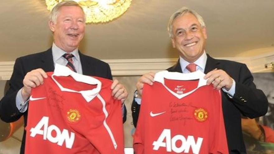 El técnico del Manchester United, Alex Ferguson, entregó una camiseta firmada a Piñera para los mineros rescatados.