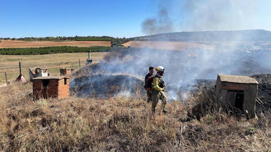 Medios de extinción de fuegos movilizados por un incendio en Villabrázaro