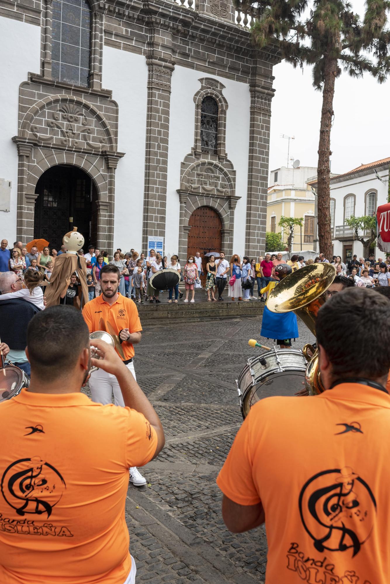 La bandera de las Fiestas del Pino 2022 ya ondea en lo alto de la basílica