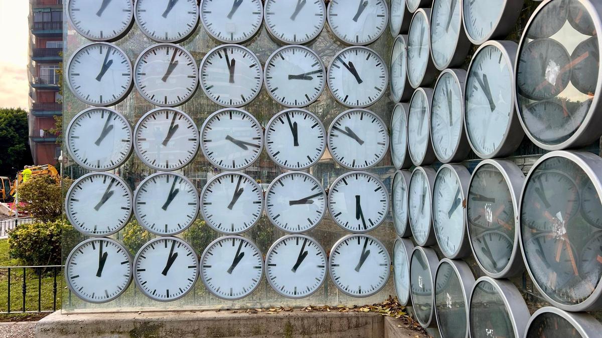 Muchas de las esferas del monumento ya no marcan la hora indicada.