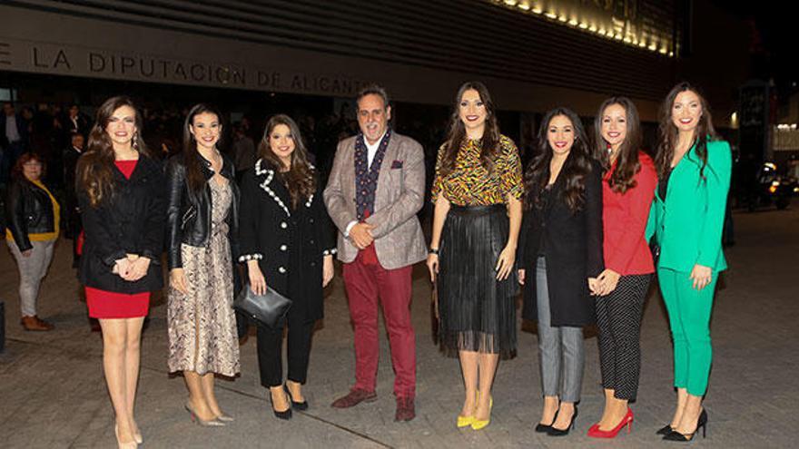 El presidente de las Hogueras de Alicante, Manuel Jiménez, y la Bellea del Foc, Aleida González, a su lado, de amarillo y negro. Las Damas, de izquierda a derecha, Marta Ponce, Carmen Ortega, Beatriz Postigo, Eugenia Vicedo, Trinidad Alonso y Sandra Sánchez.