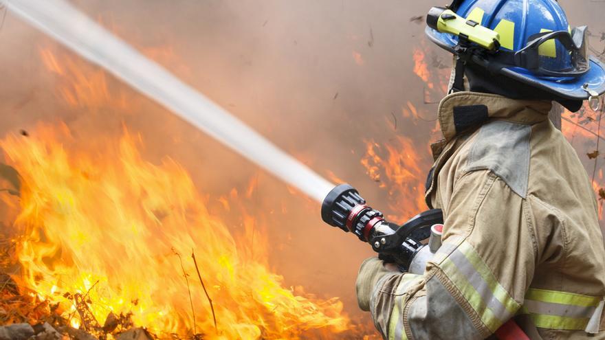 Un bombero combate un fuego.