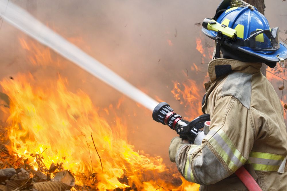 Un bombero combate un fuego.