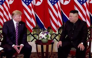 Curiosa mirada entre el presidente de EE.UU., Donald Trump, y el líder norcoreano, Kim Jong-un, durante su segunda cumbre en Hanoi, Vietnam.