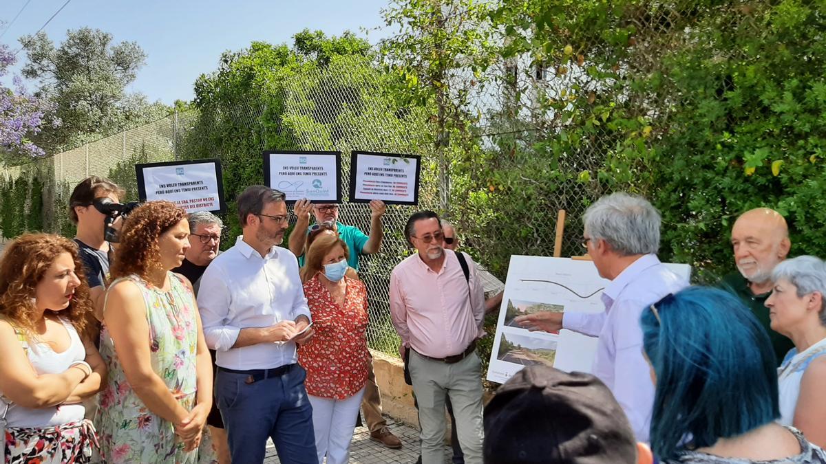 Un grupo de vecinos de Son Quint han protestado en la presentación de la ampliación del Camí dels Reis.