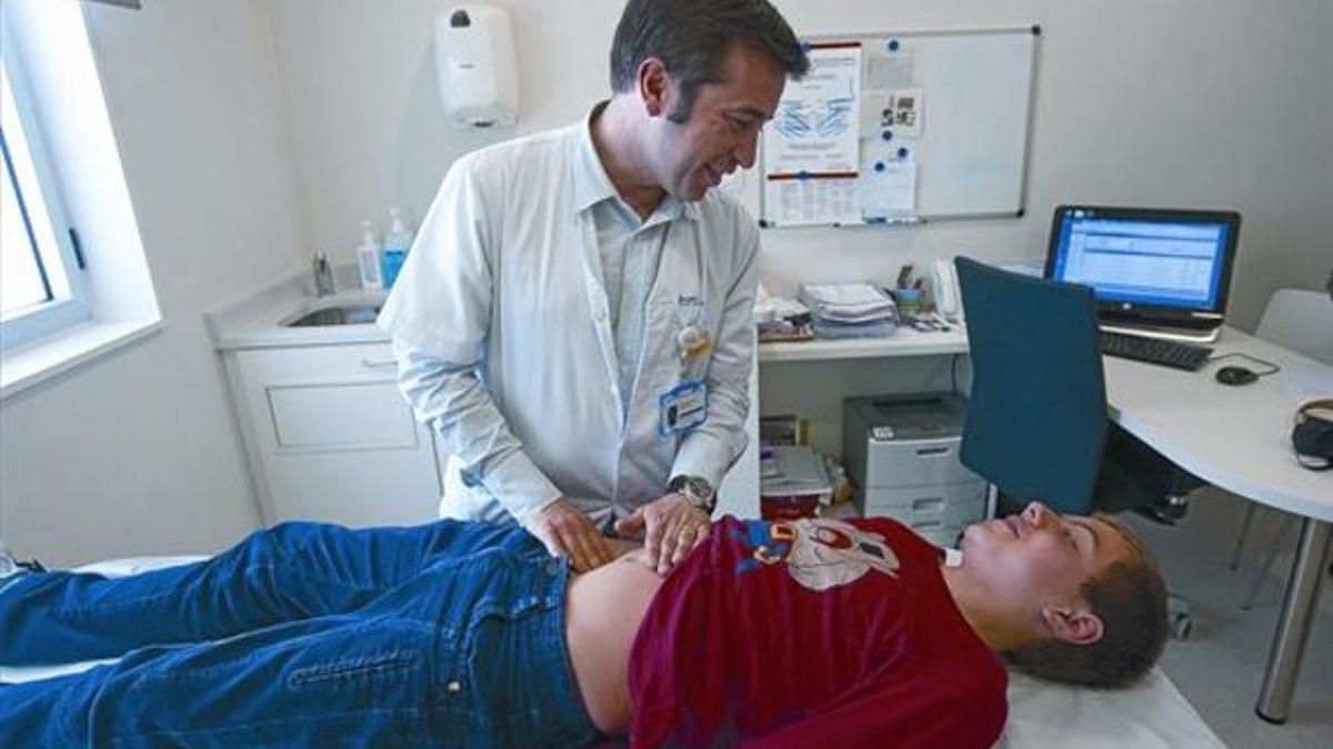 El doctor Francisco Javier Martín Carpí, gastroenterólogo del Hospital de Sant Joan de Déu, de Esplugues, explorando a Ivan, el pasado viernes.