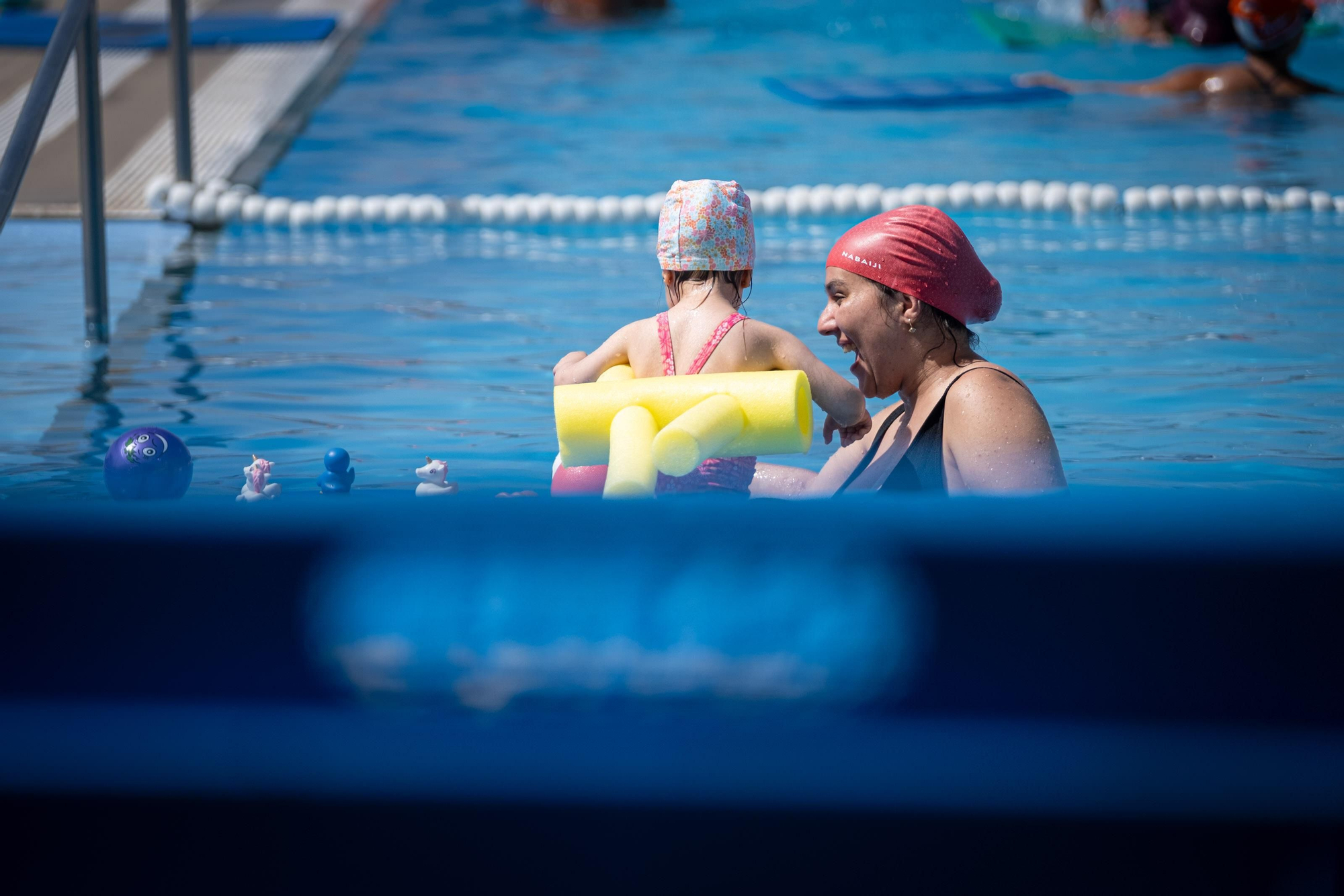 Cursillos de natación en la piscina municipal de Santa Cruz