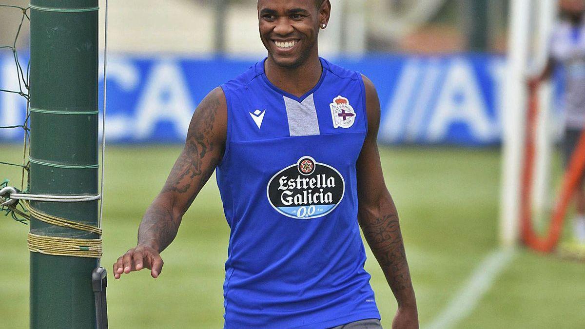 Diego Rolan sonríe hace algo más de un año en Abegondo tras uno de sus pocos entrenamientos con la camiseta del Dépor.