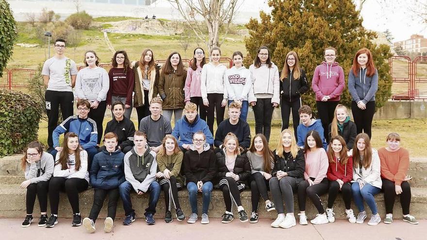 Estudiantes de Zamora y Escocia posan en el patio del IES La Vaguada.