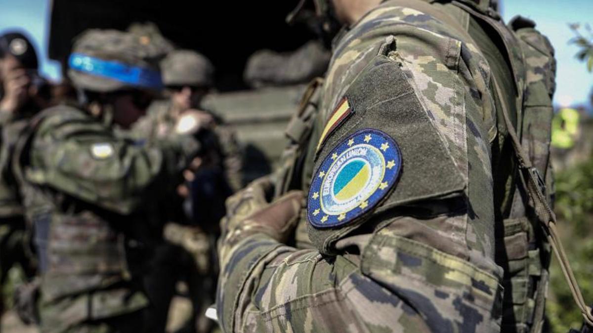 La misión EUMAM ha formado en España a más de 8.500 combatientes ucranianos. En la imagen, un instructor español con el logo de la misión, en compañía de alumnos en Sant Climent Sescebes