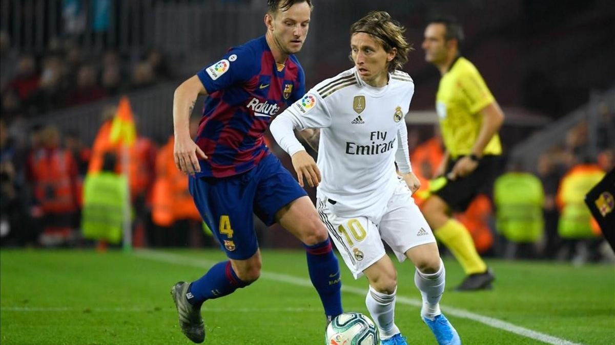 Rakitic fue el mediocentro del Barça y Modric empezó de suplente en el Madrid.