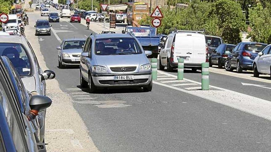 El informe advierte del peligro que supone para los peatones transitar por la carretera.