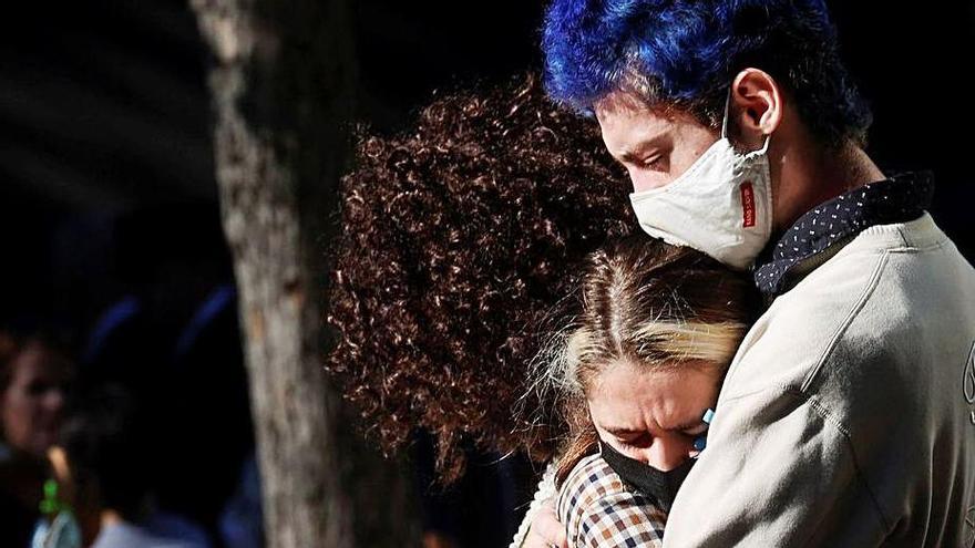 Una noia plora la pèrdua del seu pare als atemptats de l’11-S, ahir al Memorial de Nova York | EFE