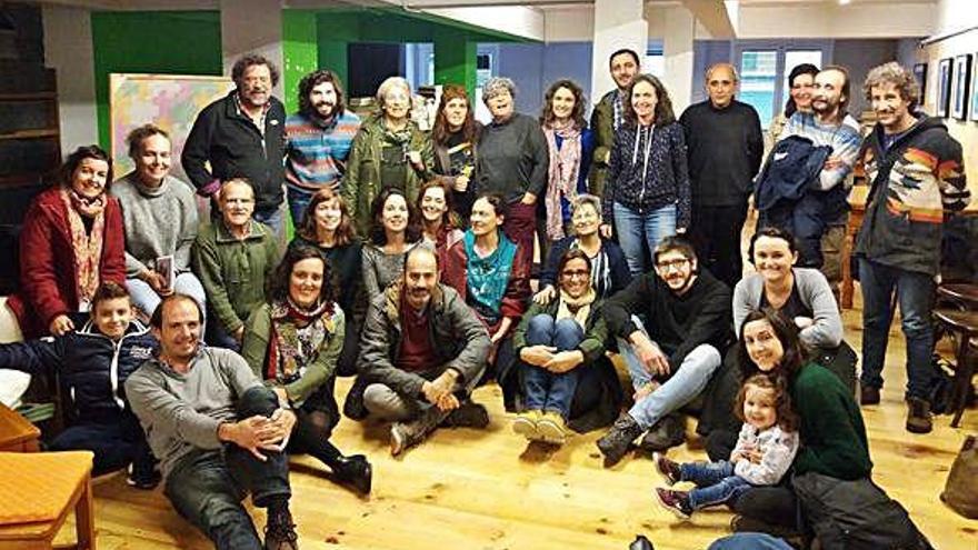 Miembros de Ecologistas en Acción Coruña tras una reunión.