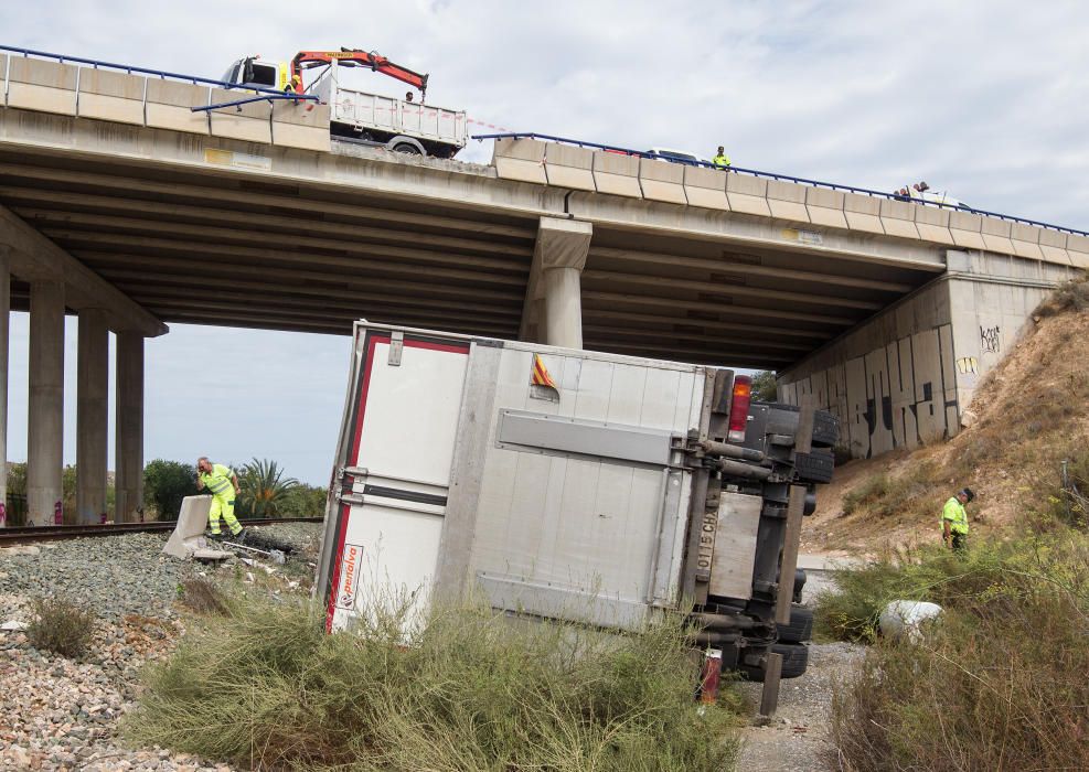 Tres personas han resultado heridas en un aparatoso accidente ocurrido poco antes de las tres de la tarde en la carretera que da acceso al aeropuerto, la N-338