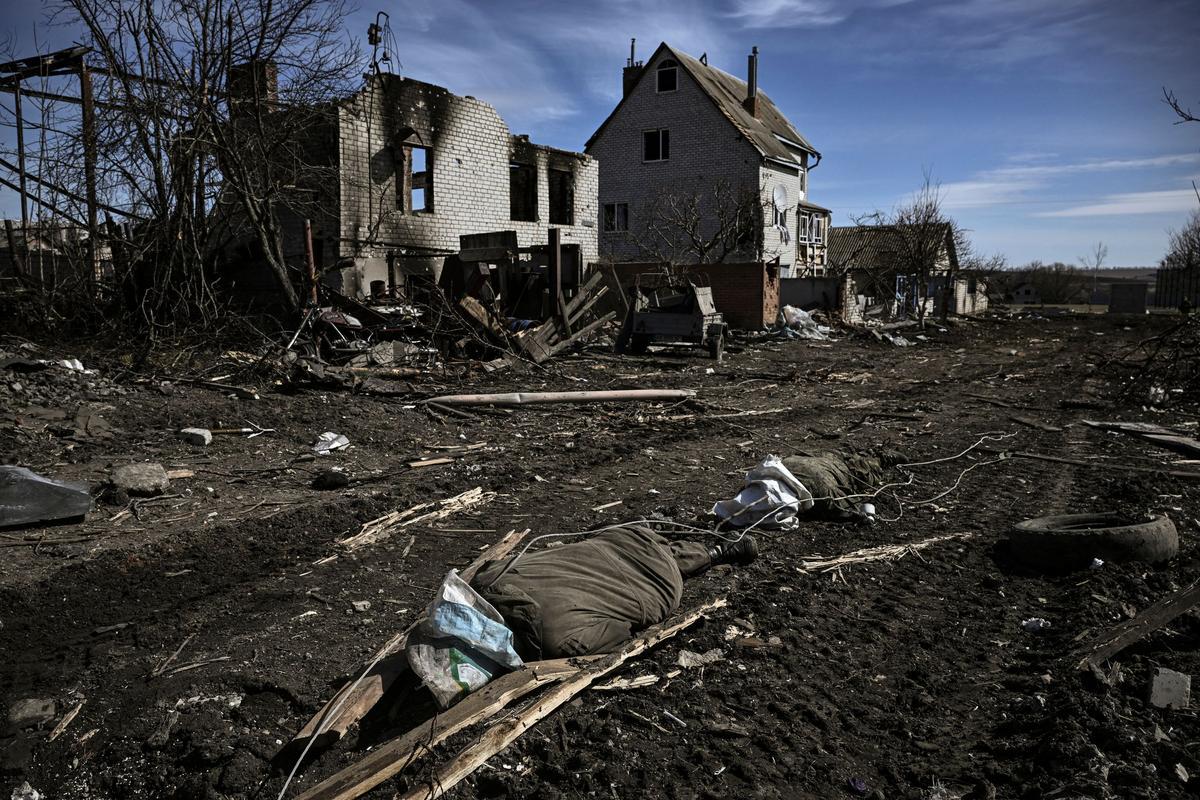 Los cuerpos de los soldados rusos yacían en el suelo después de que las tropas ucranianas retomaran la aldea de Mala Rogan, al este de Kharkiv.