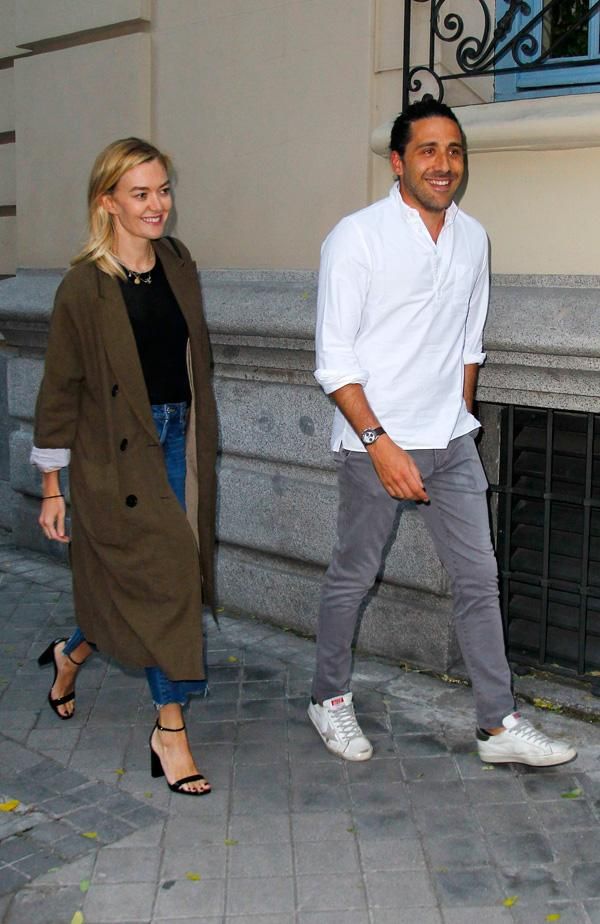 El look de Marta Ortega con pantalones vaqueros, jersey negro, sandalias de tacón y chaqueta verde