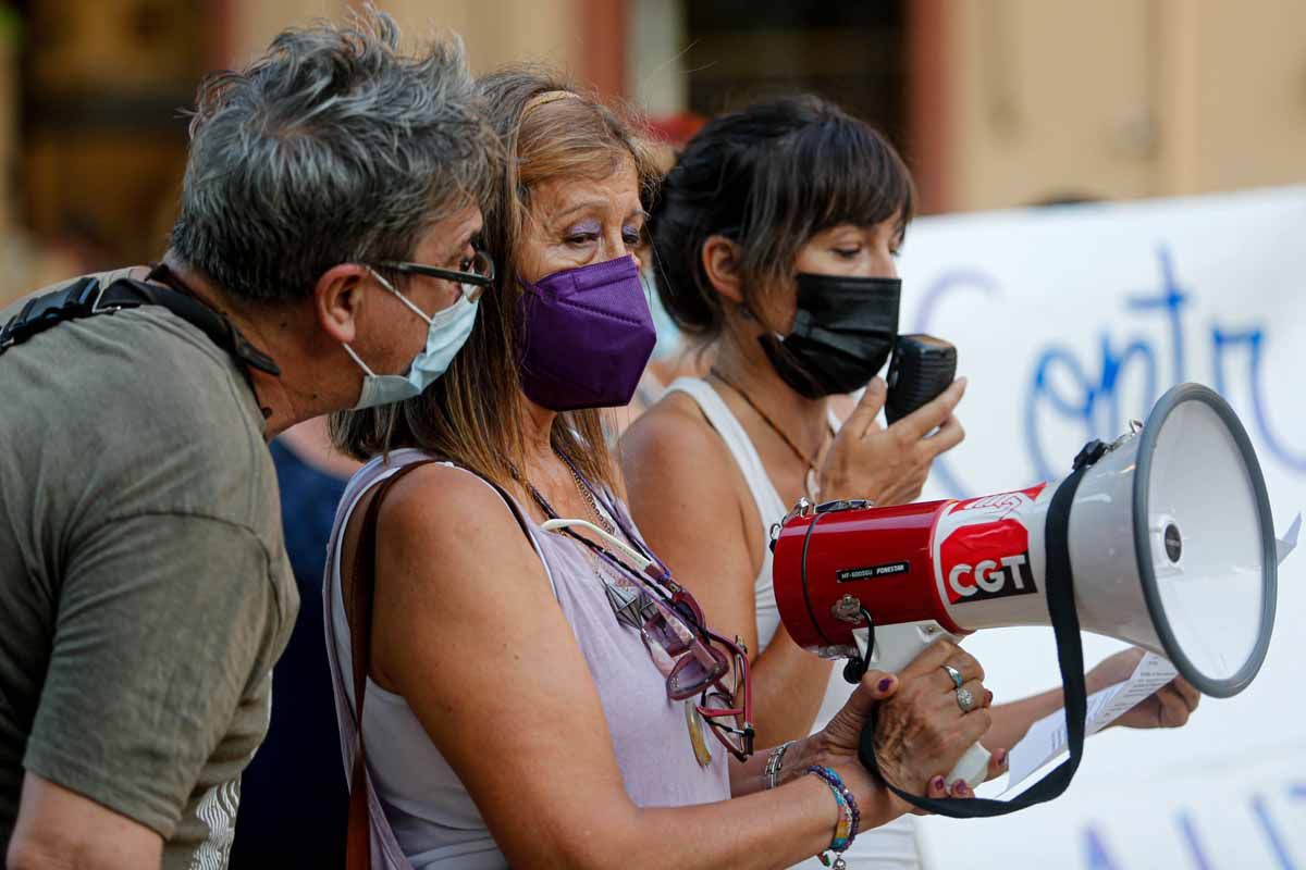 Un centenar de personas participan en Ibiza en un acto de protesta por la agresión sexual cometida en Formentera