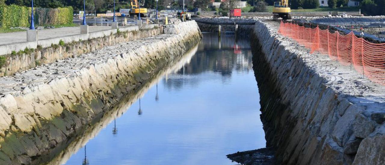 Canalización ejecutada en la obra de la ría, este sábado.