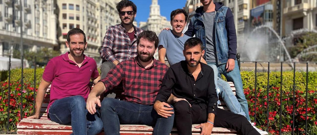 El equipo de LQS, hace una semana en la plaza del Ayuntamiento, en València. | SERGI MERCHÁN