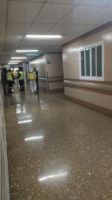 La UME actua en la desinfección de los cuatro hospitales de Málaga.