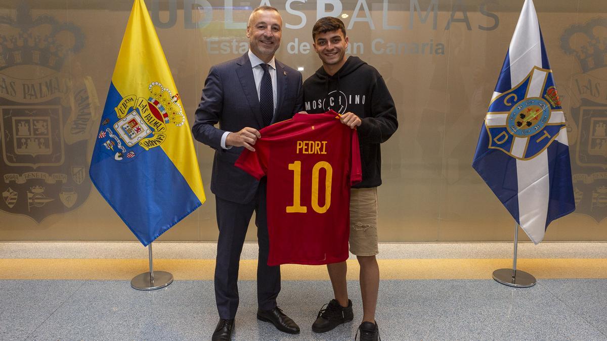 Miguel Ángel Ramírez, presidente de la UD, junto a Pedri, ayer, en el palco del Gran Canaria.