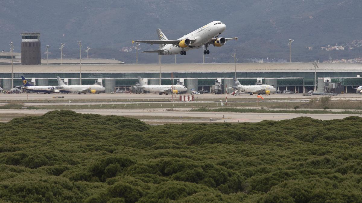 Despegue de un avión en la tercera pista L25 del aeropuerto.