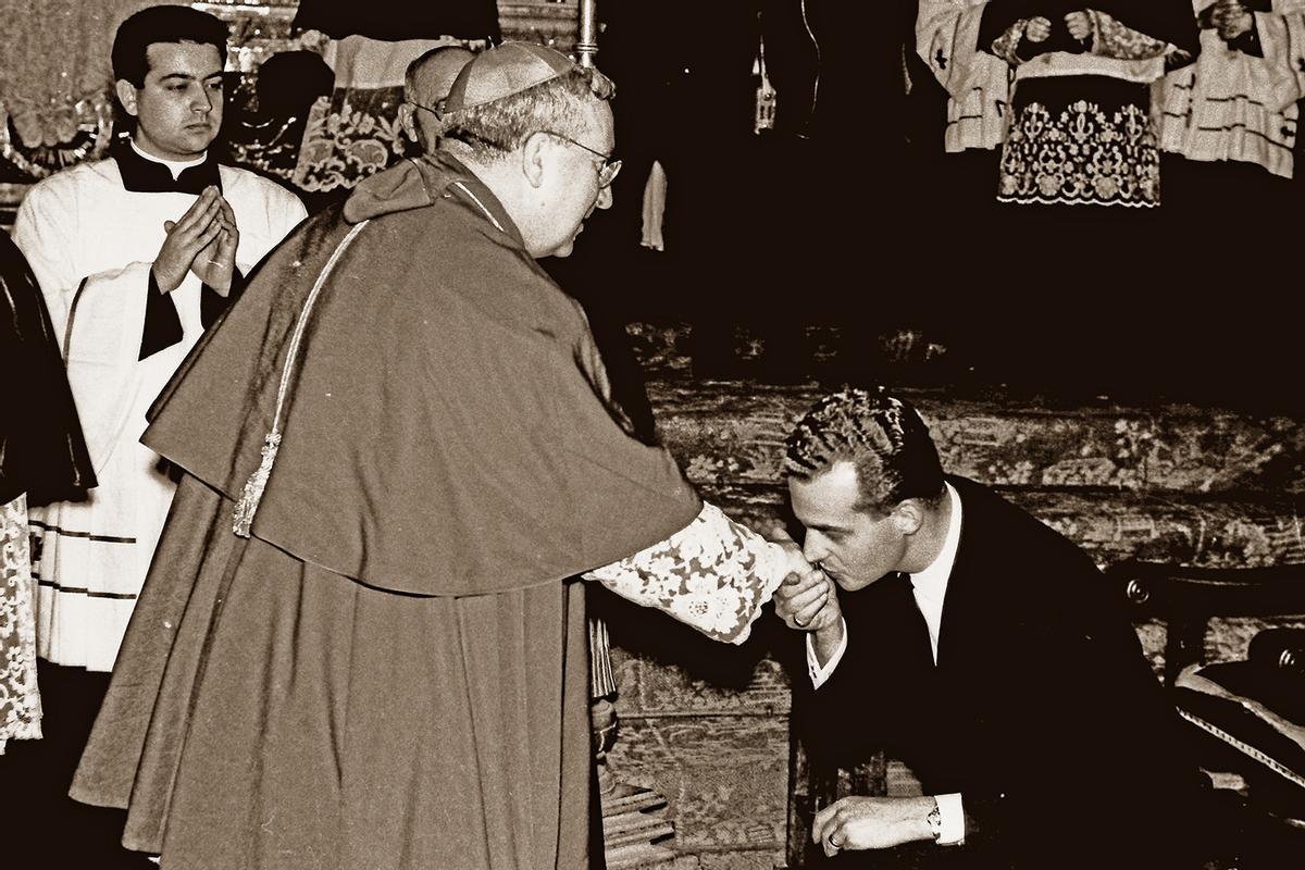 El entonces principe Juan Carlos con el obispo antes del funeral en la Catedral.