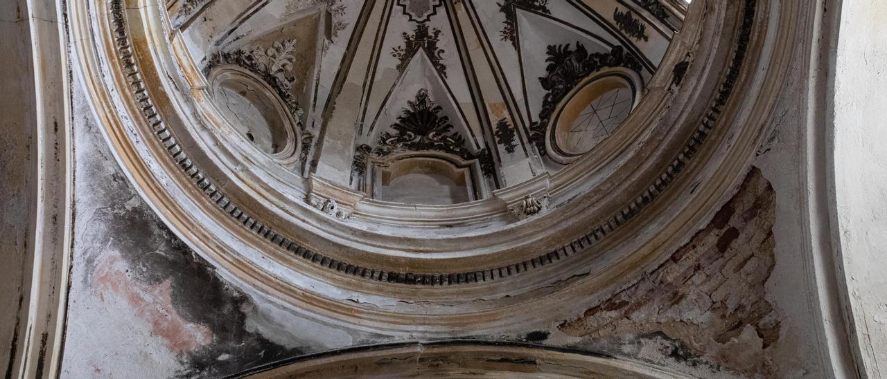 Cúpula noroccidental de la iglesia, con las paredes al descubierto tras los desprendimientos.