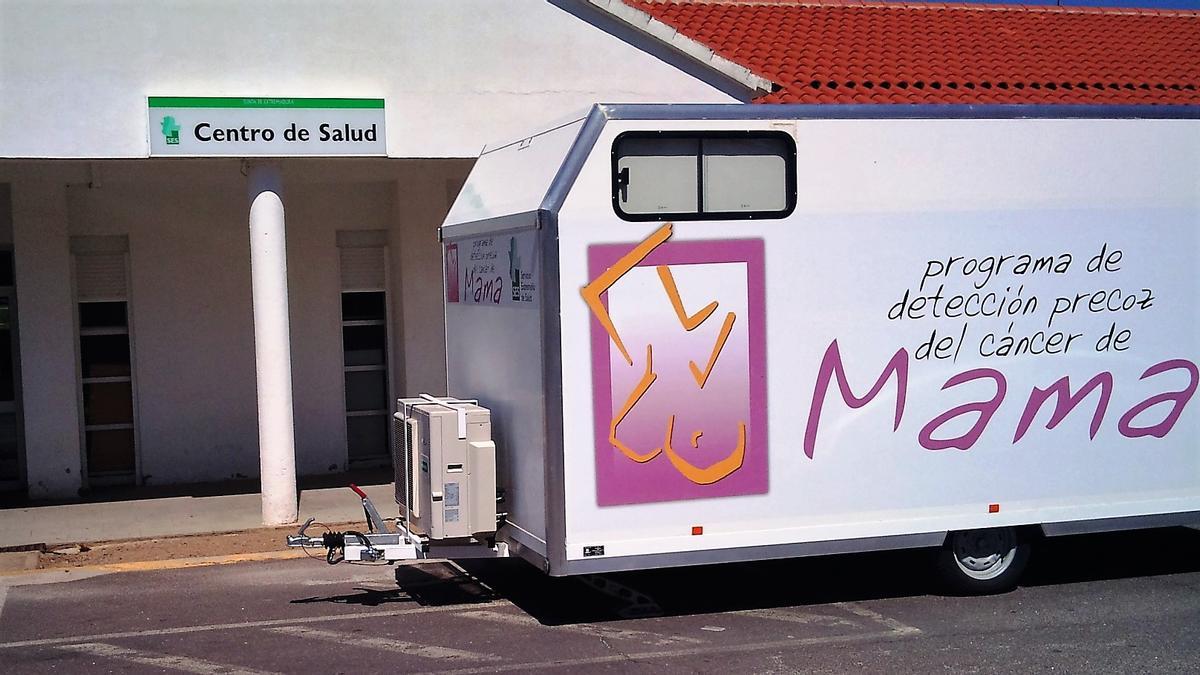 Unidad móvil del programa de detección de cáncer de mama del SES a las puertas del centro de salud de Monesterio