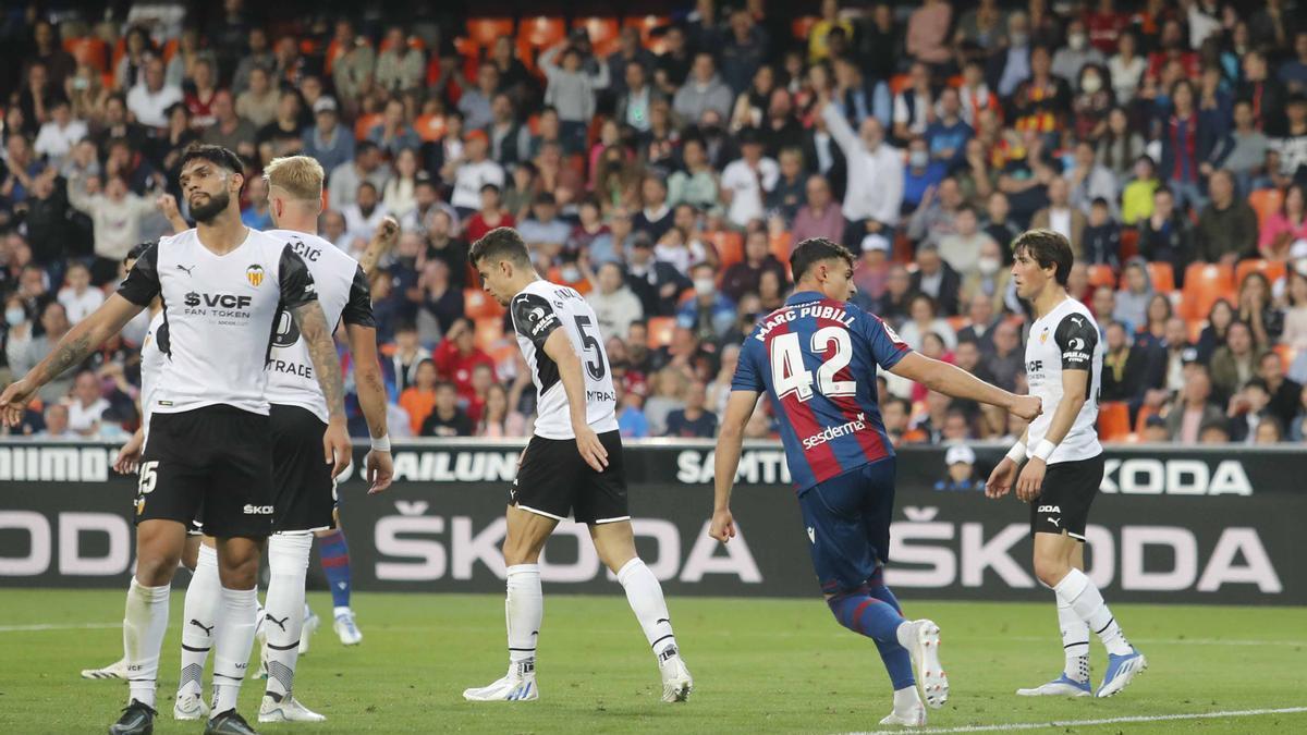 Enorme decepción en Mestalla tras el empate ante el Levante UD.